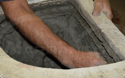 La produzione dei vasi in terracotta da giardino, fatta a mano con stampe in gesso