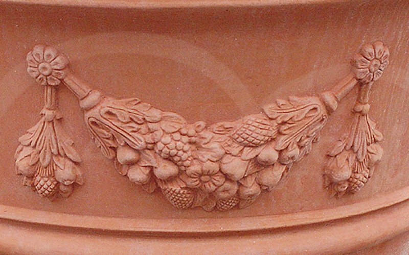 Marrangoni Pottery: Garland detais in a 140 cm Pot