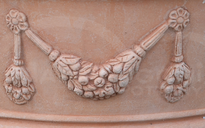 Marrangoni Pottery: Garland detais in a 50 cm Pot